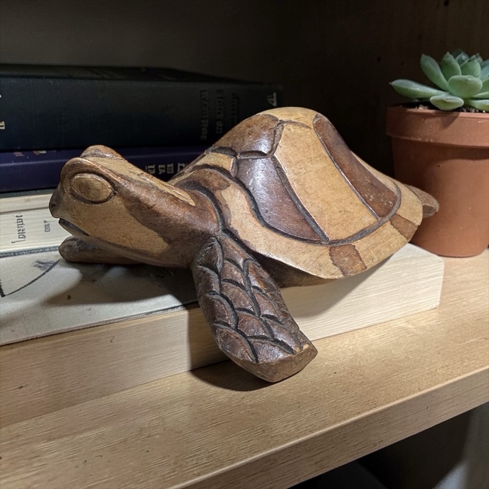 Hand Carved Sea Turtle Figurine Small Brown Two-Tone Shell Coastal Decor - Picture 2 of 6